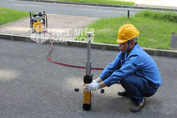 雙擊(ji)液壓頂(ding)杆